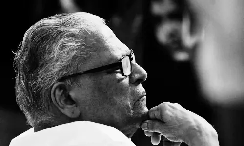 മുഷ്ടി ചുരുട്ടി, കണ്ഠമിടറി, ഉറക്കെ വിളിച്ചു ലാൽ സലാം...;വി.എസിന്റെ സംസ്‌കാര ചടങ്ങുകൾ പൂർത്തിയായി