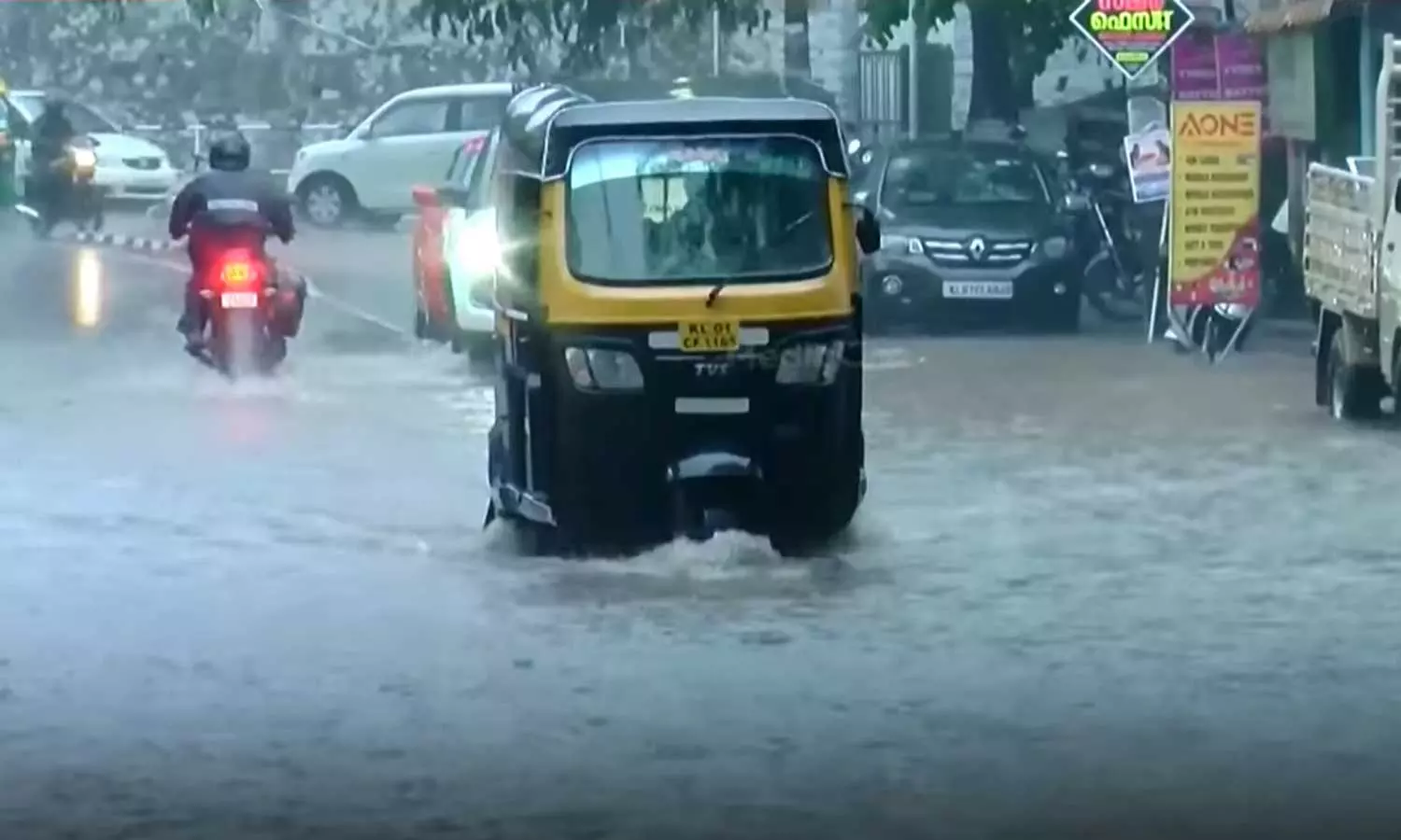 ഇന്ന് ഒറ്റപ്പെട്ട ശക്തമായ മഴക്ക് സാധ്യത; എട്ട് ജില്ലയിൽ യെല്ലോ അലർട്ട്‌