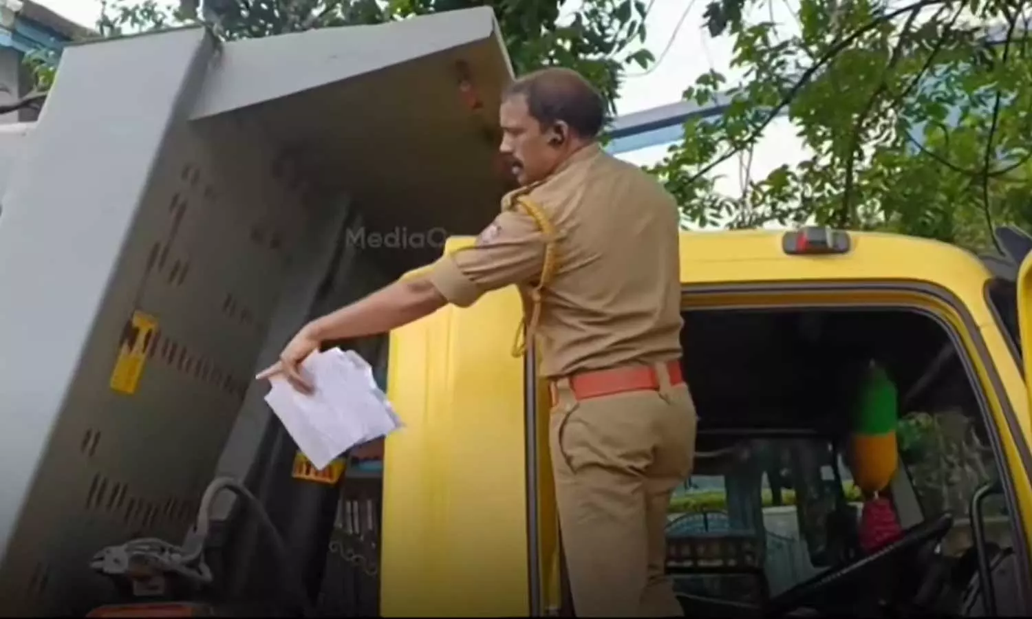 എംവിഡി പരിശോധനക്ക് വരുമെന്ന് വിവരം ലഭിച്ചു: തൃശൂരില് അമിതഭാരം കയറ്റി വന്ന ലോറികൾ ഉപേക്ഷിച്ച് ഡ്രൈവർമാർ മുങ്ങി എംവിഡി പരിശോധനക്ക് വരുമെന്ന് വിവരം ലഭിച്ചു: തൃശൂരില് അമിതഭാരം കയറ്റി വന്ന ലോറികൾ ഉപേക്ഷിച്ച് ഡ്രൈവർമാർ മുങ്ങി