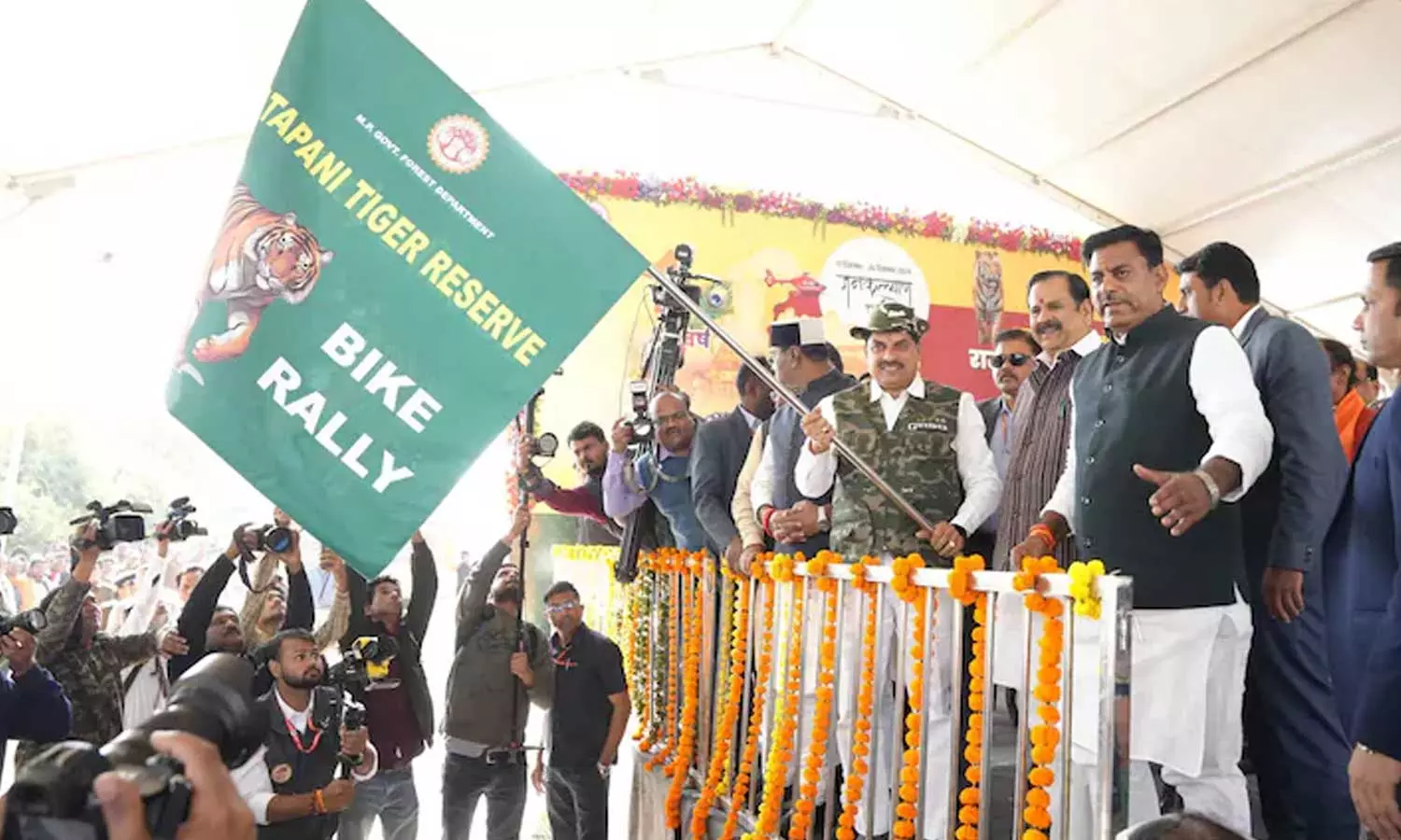 പെട്രോളടിച്ചതിന് ഏഴ് ലക്ഷം, ഹെല്മറ്റിന് 2.3 ലക്ഷം; മധ്യപ്രദേശിൽ ഒരു മണിക്കൂർ ബൈക്ക് റാലിക്ക് ചെലവഴിച്ചത് 27 ലക്ഷം പെട്രോളടിച്ചതിന് ഏഴ് ലക്ഷം, ഹെല്മറ്റിന് 2.3 ലക്ഷം; മധ്യപ്രദേശിൽ ഒരു മണിക്കൂർ ബൈക്ക് റാലിക്ക് ചെലവഴിച്ചത് 27 ലക്ഷം