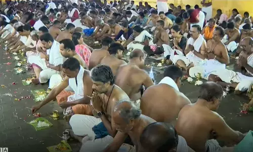 പിതൃസ്മരണയിൽ ഇന്ന് കർക്കടക വാവ്;ക്ഷേത്രങ്ങളിലും സ്നാനഘട്ടങ്ങളിലും ബലിതർപ്പണം