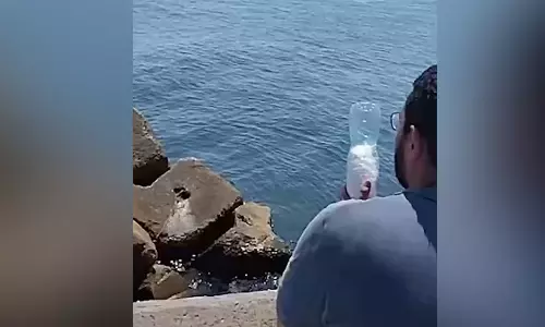 ‘വിധിദിനത്തിൽ ഈ കുപ്പി നിങ്ങളെ രക്ഷിച്ചേക്കാം’ ഗസ്സയിലെത്തുമെന്ന പ്രതീക്ഷയിൽ ധാന്യവും മാവും നിറച്ച പ്ലാസ്റ്റിക് കുപ്പികൾ കടലിലേക്ക് എറിഞ്ഞ് ഈജിപ്ഷ്യൻ യുവാവ്