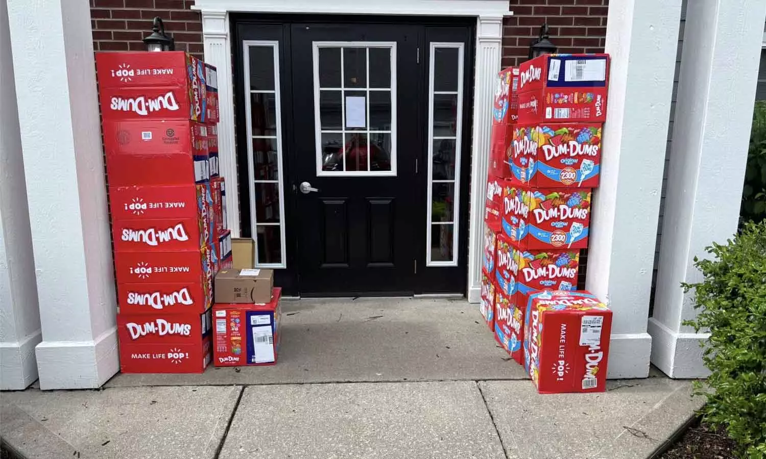 വാതിൽ തുറന്നപ്പോൾ ഞെട്ടി, 30 പെട്ടി കോലുമിഠായികൾ; അമ്മയുടെ ഫോൺ ഉപയോഗിച്ച് എട്ടുവയസുകാരൻ ഓർഡർ ചെയ്തത് 70,000 കോലുമിഠായികൾ വാതിൽ തുറന്നപ്പോൾ ഞെട്ടി, 30 പെട്ടി കോലുമിഠായികൾ; അമ്മയുടെ ഫോൺ ഉപയോഗിച്ച് എട്ടുവയസുകാരൻ ഓർഡർ ചെയ്തത് 70,000 കോലുമിഠായികൾ