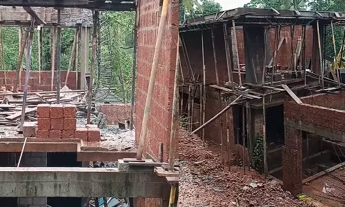 നിര്മാണത്തിലിരുന്ന വീട് തകര്ന്നുവീണു; കുട്ടിയുള്പ്പെടെ നാലുപേര്ക്ക് പരിക്ക് നിര്മാണത്തിലിരുന്ന വീട് തകര്ന്നുവീണു; കുട്ടിയുള്പ്പെടെ നാലുപേര്ക്ക് പരിക്ക്