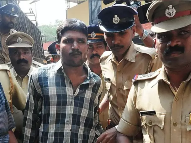 ട്രയിനിൽ നിന്നും തള്ളിയിട്ട ശേഷം ക്രൂരമായ പീഡനം, താടിയെല്ല് തകര്‍ന്നു, പല്ലുകൾ അടര്‍ന്നു; ആശുപത്രിയിൽ അഞ്ച് ദിവസത്തോളം നീണ്ട നരകയാതന; കേരളത്തെ നടുക്കിയ സൗമ്യ വധക്കേസ്