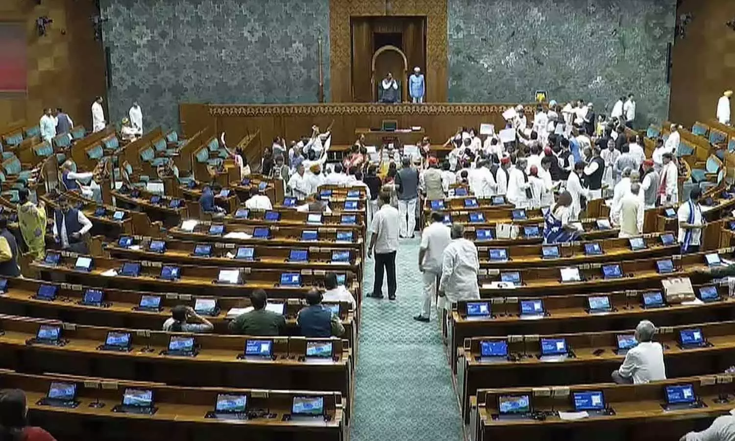 ബീഹാര് വോട്ടര് പട്ടിക പുതുക്കല്: പാര്ലമെന്റിനകത്തും പുറത്തും പ്രതിപക്ഷ പ്രതിഷേധം ബീഹാര് വോട്ടര് പട്ടിക പുതുക്കല്: പാര്ലമെന്റിനകത്തും പുറത്തും പ്രതിപക്ഷ പ്രതിഷേധം