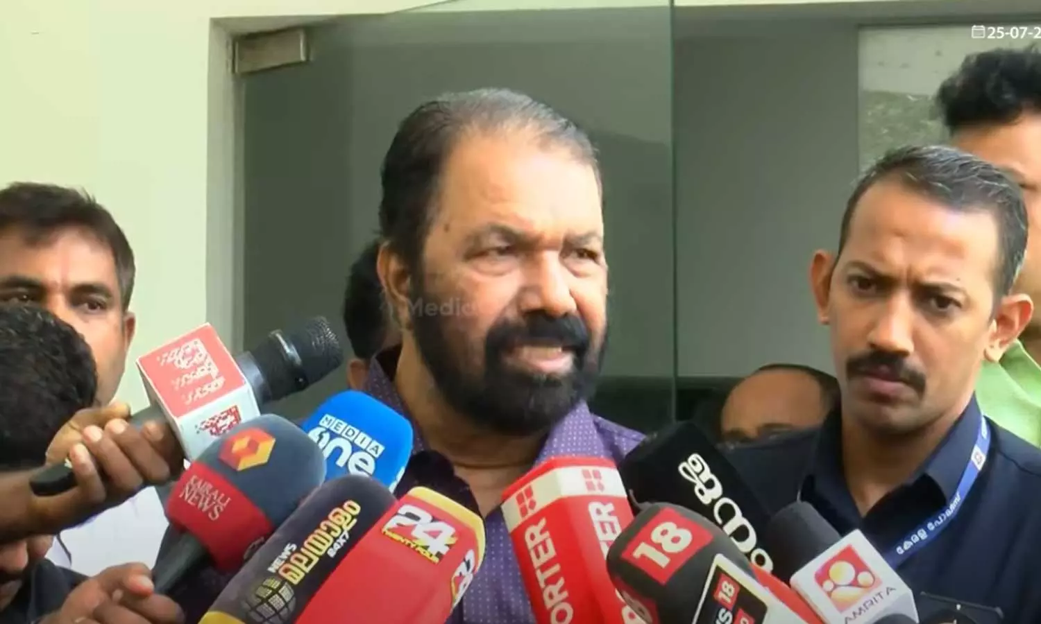 എന്നോട് ചോദ്യം ചോദിച്ചിട്ട് കാര്യമില്ല, ഗോവിന്ദച്ചാമി കേരളത്തിലെ സ്കൂളിലൊന്നും പഠിക്കുന്നില്ലല്ലോ: വി. ശിവൻകുട്ടി എന്നോട് ചോദ്യം ചോദിച്ചിട്ട് കാര്യമില്ല, ഗോവിന്ദച്ചാമി കേരളത്തിലെ സ്കൂളിലൊന്നും പഠിക്കുന്നില്ലല്ലോ: വി. ശിവൻകുട്ടി