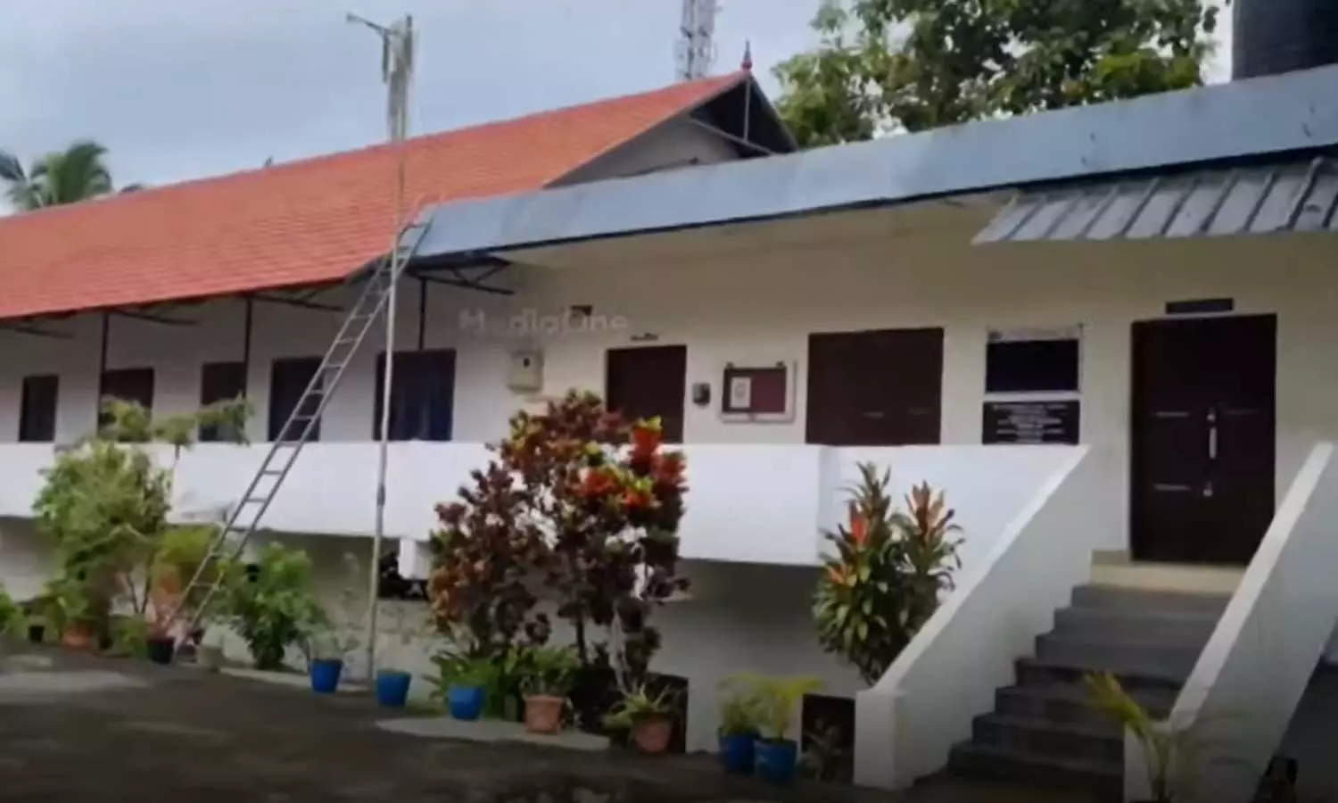 സ്‌കൂൾ വളപ്പിൽ അപകട ഭീതി ഉയർത്തി വൈദ്യുതി ലൈൻ