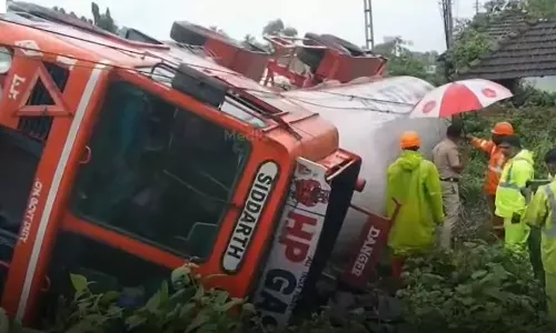കാഞ്ഞങ്ങാട് മറിഞ്ഞ ടാങ്കർ ലോറിയിൽ വാതക ചോർച്ച