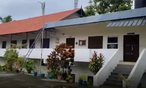 സ്‌കൂൾ വളപ്പിൽ അപകട ഭീതി ഉയർത്തി വൈദ്യുതി ലൈൻ