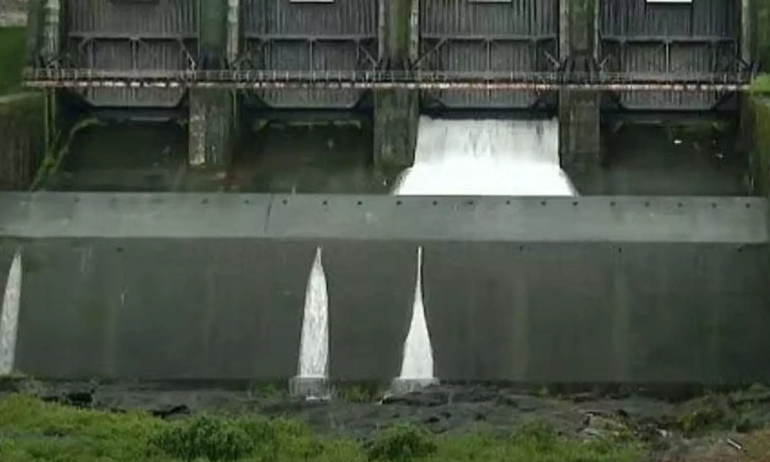 ജലനിരപ്പുയരുന്നു; 8 ഡാമുകളില് റെഡ് അലര്ട്ട് ജലനിരപ്പുയരുന്നു; 8 ഡാമുകളില് റെഡ് അലര്ട്ട്