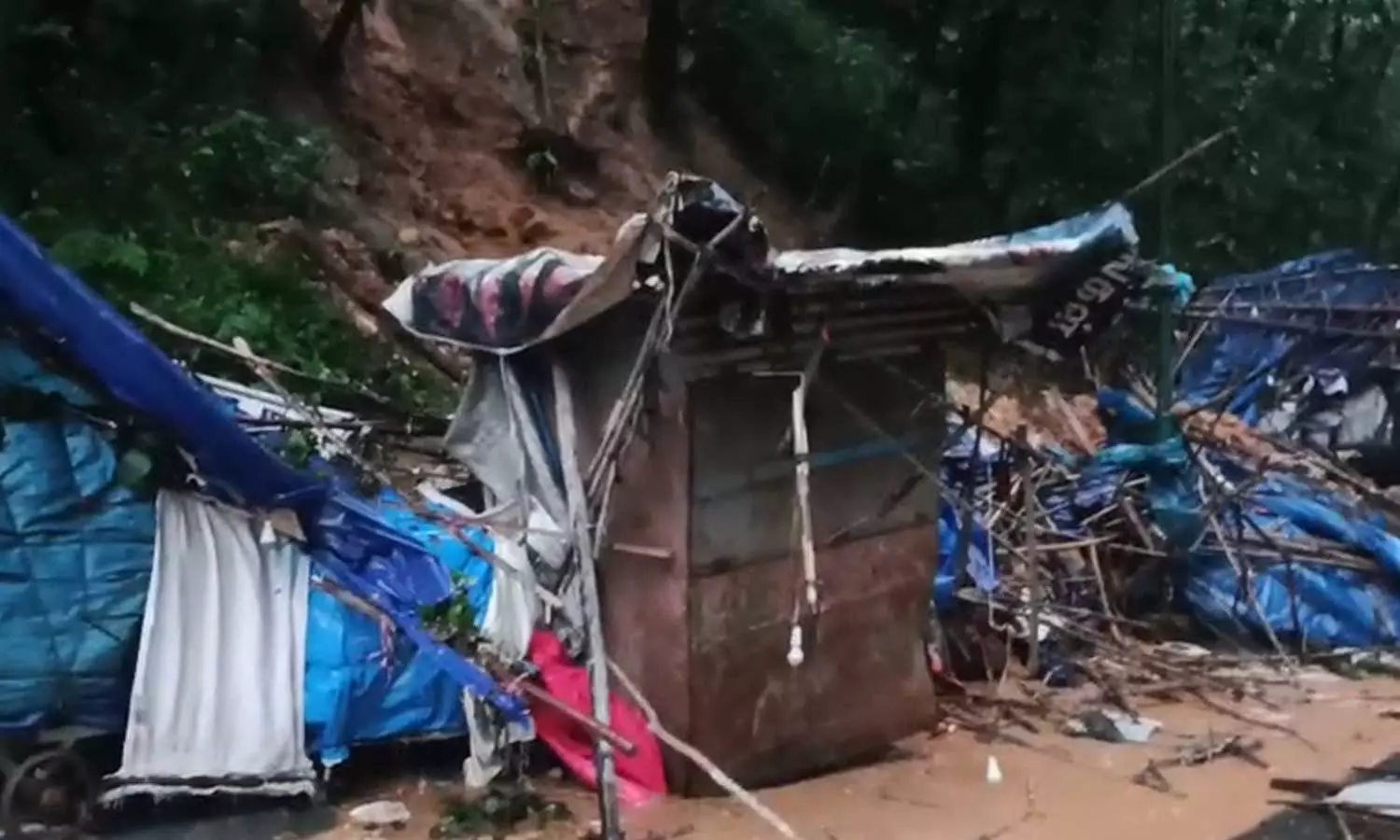 മൂന്നാറിൽ ദേശീയപാതയിൽ മണ്ണിടിച്ചിൽ; നാല് കടകൾ തകർന്നു മൂന്നാറിൽ ദേശീയപാതയിൽ മണ്ണിടിച്ചിൽ; നാല് കടകൾ തകർന്നു