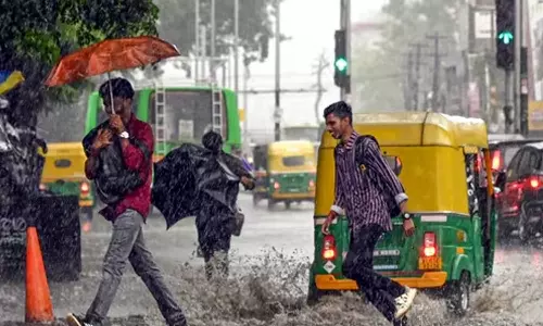 സംസ്ഥാനത്ത് കനത്ത മഴ തുടരുന്നു; മൂന്ന് ജില്ലകളിലെ വിദ്യാഭ്യാസ സ്ഥാപനങ്ങള്‍ക്ക് ഇന്ന് അവധി