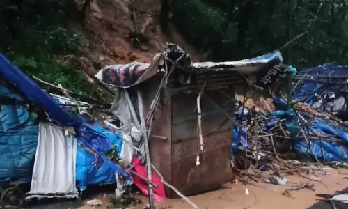 മൂന്നാറിൽ ദേശീയപാതയിൽ മണ്ണിടിച്ചിൽ; നാല് കടകൾ തകർന്നു