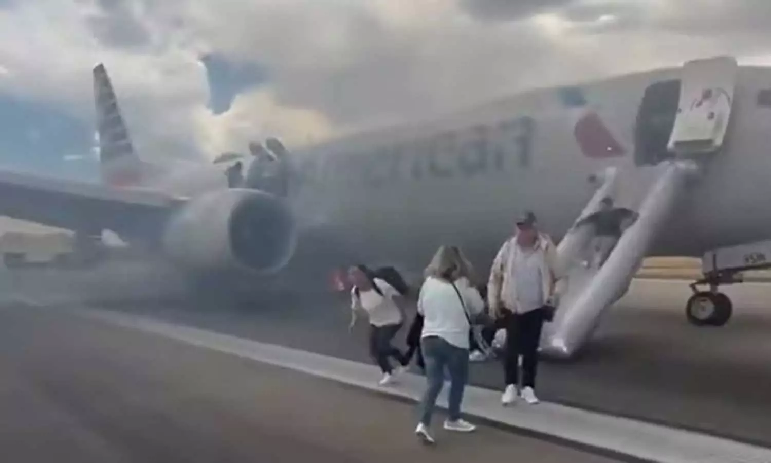 ടേക്ക് ഓഫിന് തൊട്ടുമുമ്പ് വിമാനത്തില്‍ തീയും പുകയും; എമർജൻസി എക്സിറ്റിലൂടെ ഇറങ്ങിയോടി യാത്രക്കാര്‍, ദൃശ്യങ്ങള്‍ വൈറല്‍
