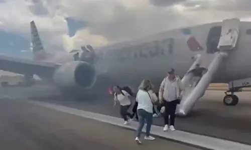 ടേക്ക് ഓഫിന് തൊട്ടുമുമ്പ് വിമാനത്തില്‍ തീയും പുകയും; എമർജൻസി എക്സിറ്റിലൂടെ ഇറങ്ങിയോടി യാത്രക്കാര്‍, ദൃശ്യങ്ങള്‍ വൈറല്‍