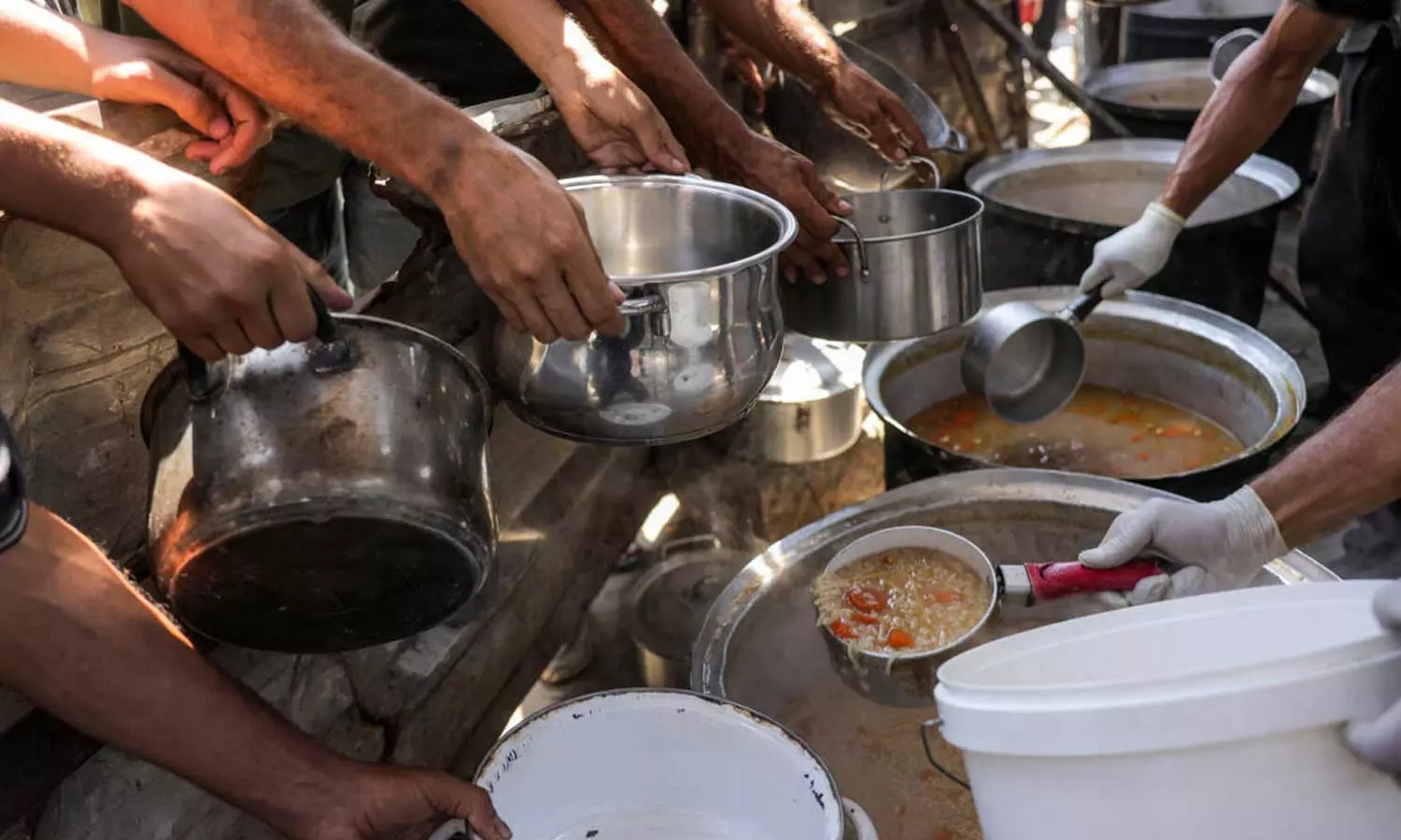 ഗസ്സയിൽ ഭക്ഷ്യ ക്ഷാമം രൂക്ഷം; വെടിനിർത്തൽ ചർച്ചയും വംശഹത്യാ പദ്ധതിയും ഒരുമിച്ചു പോകില്ലെന്ന് ഹമാസ് മുന്നറിയിപ്പ് ഗസ്സയിൽ ഭക്ഷ്യ ക്ഷാമം രൂക്ഷം; വെടിനിർത്തൽ ചർച്ചയും വംശഹത്യാ പദ്ധതിയും ഒരുമിച്ചു പോകില്ലെന്ന് ഹമാസ് മുന്നറിയിപ്പ്