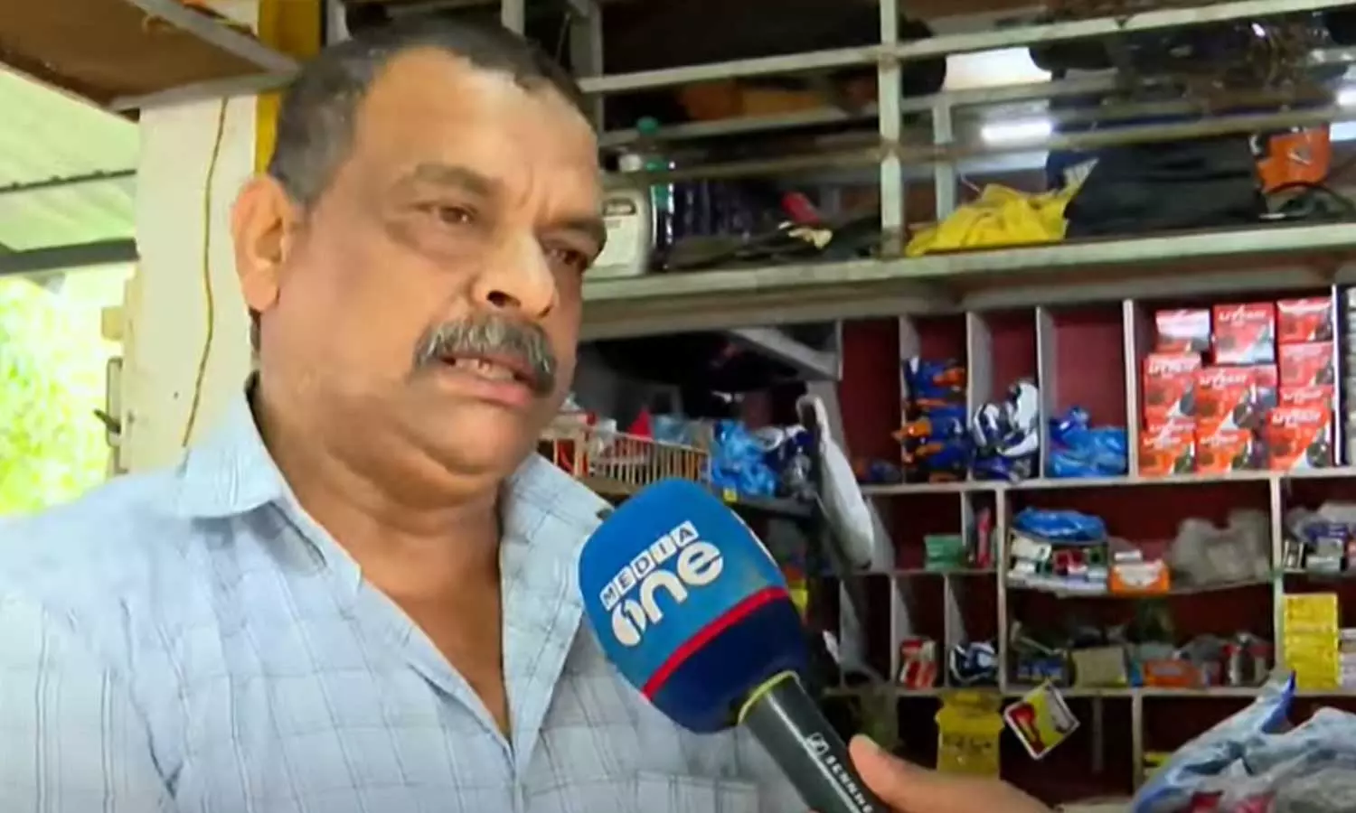 കട തുറക്കുന്നു എന്ന് മാത്രമേയൊള്ളൂ..ചില ദിവസം നൂറുരൂപ കിട്ടിയാല്‍ കിട്ടി; മുണ്ടക്കൈയിലും ചൂരൽമലയിലും രാവും പകലും കട്ടൻ ചായയിട്ട്  രക്ഷാപ്രവര്‍ത്തകരെ കാത്തിരുന്ന അബൂക്ക