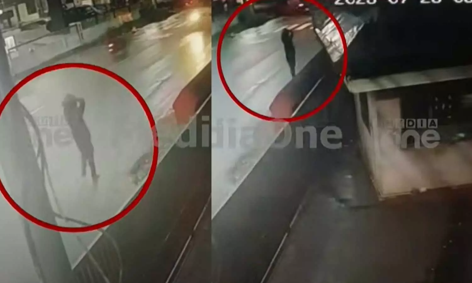 ജയിൽ ചാടിയ ശേഷം ഗോവിന്ദച്ചാമി രണ്ട് തവണ ജയിലിന് മുന്നിലെ റോഡിലൂടെ നടന്നുപോയി; കൂടുതല് ദൃശ്യങ്ങള് പുറത്ത് ജയിൽ ചാടിയ ശേഷം ഗോവിന്ദച്ചാമി രണ്ട് തവണ ജയിലിന് മുന്നിലെ റോഡിലൂടെ നടന്നുപോയി; കൂടുതല് ദൃശ്യങ്ങള് പുറത്ത്