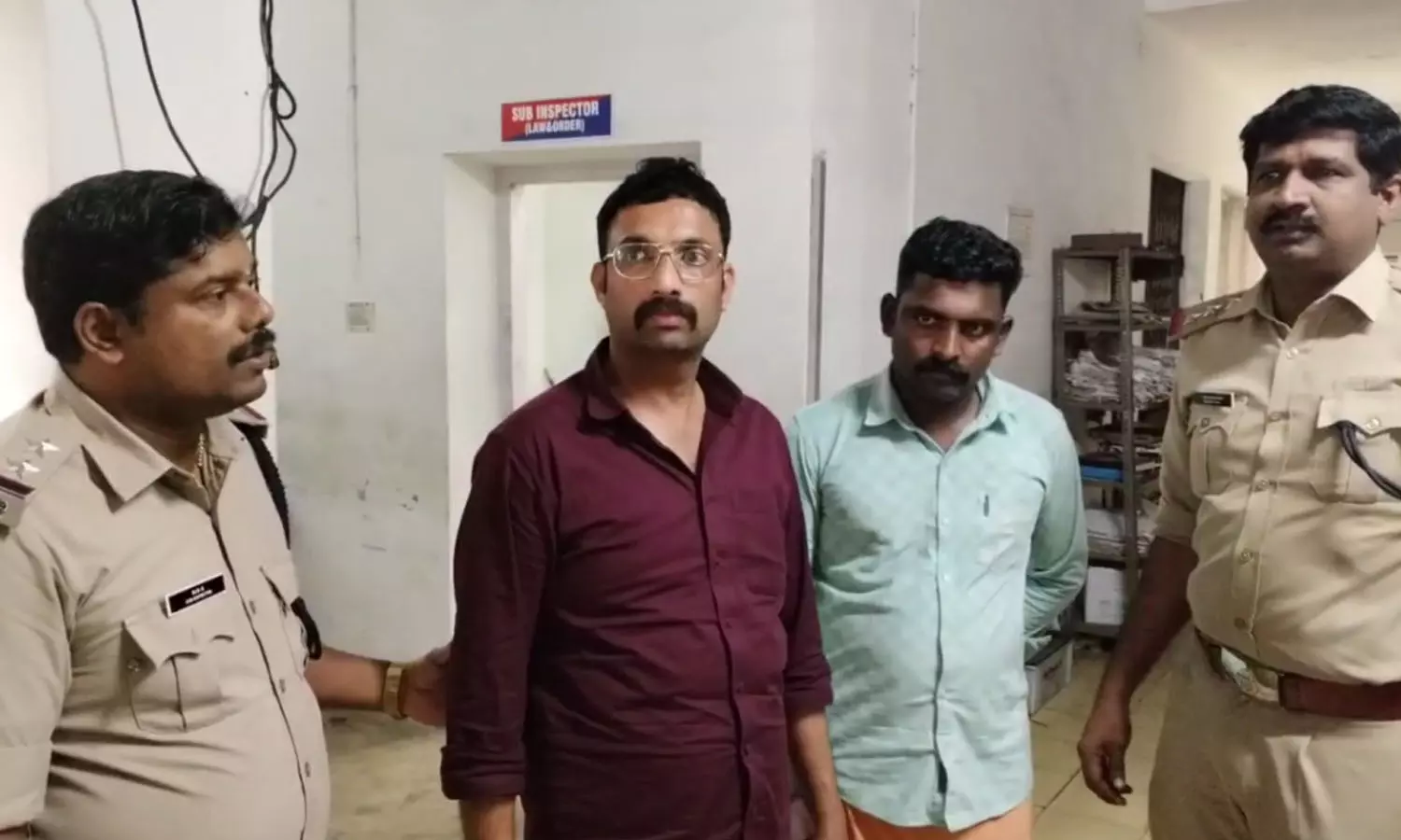 തിരുവനന്തപുരം വെഞ്ഞാറമൂട്ടിൽ ജഡ്ജി ചമഞ്ഞ് ആറുലക്ഷം രൂപ തട്ടിയ രണ്ടുപേർ അറസ്റ്റിൽ തിരുവനന്തപുരം വെഞ്ഞാറമൂട്ടിൽ ജഡ്ജി ചമഞ്ഞ് ആറുലക്ഷം രൂപ തട്ടിയ രണ്ടുപേർ അറസ്റ്റിൽ