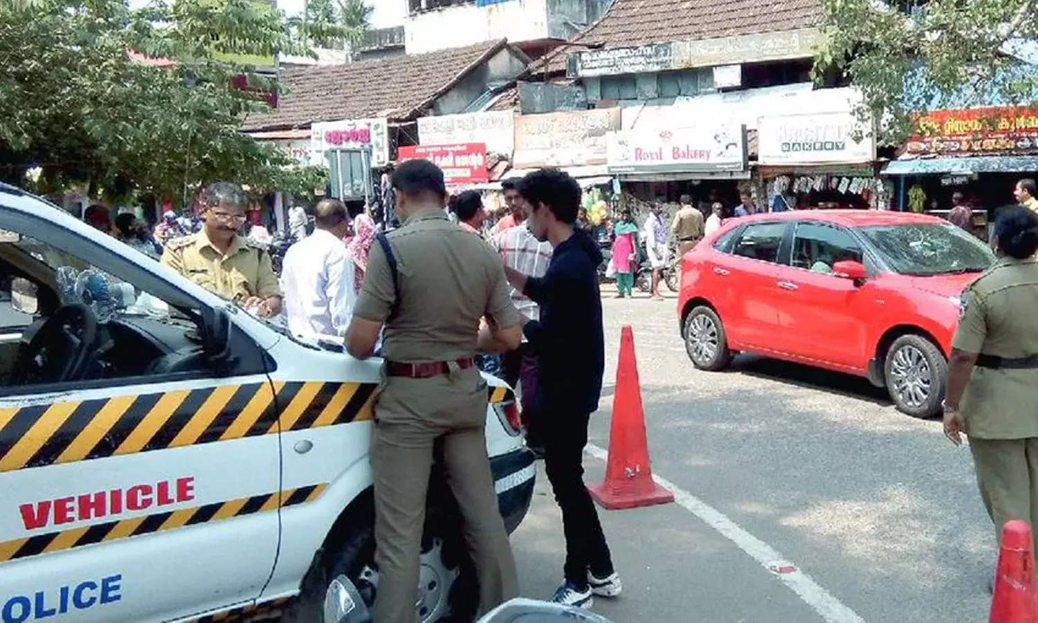 ഡ്രൈവിംഗ് ലൈസൻസ് സസ്പെൻഡ് ചെയ്യാനോ റദ്ദാക്കാനോ പൊലീസിന് കഴിയില്ല; അധികാരം ലൈസൻസിംഗ് അതോറിറ്റിക്ക് മാത്രം: കൊൽക്കത്ത ഹൈക്കോടതി