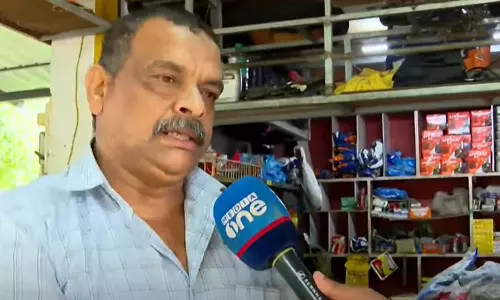 കട തുറക്കുന്നു എന്ന് മാത്രമേയൊള്ളൂ..ചില ദിവസം നൂറുരൂപ കിട്ടിയാല്‍ കിട്ടി; മുണ്ടക്കൈയിലും ചൂരൽമലയിലും രാവും പകലും കട്ടൻ ചായയിട്ട്  രക്ഷാപ്രവര്‍ത്തകരെ കാത്തിരുന്ന അബൂക്ക