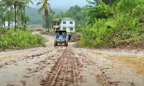 റോഡുകൾ ഒലിച്ചുപോയി,വന്യജീവി ശല്യവും രൂക്ഷം; ദുരന്തഭൂമിയിലേക്ക് തിരിച്ചെത്തേണ്ടിവരുമെന്ന ഭയപ്പാടിൽ പടവെട്ടിക്കുന്നുകാർ റോഡുകൾ ഒലിച്ചുപോയി,വന്യജീവി ശല്യവും രൂക്ഷം; ദുരന്തഭൂമിയിലേക്ക് തിരിച്ചെത്തേണ്ടിവരുമെന്ന ഭയപ്പാടിൽ പടവെട്ടിക്കുന്നുകാർ