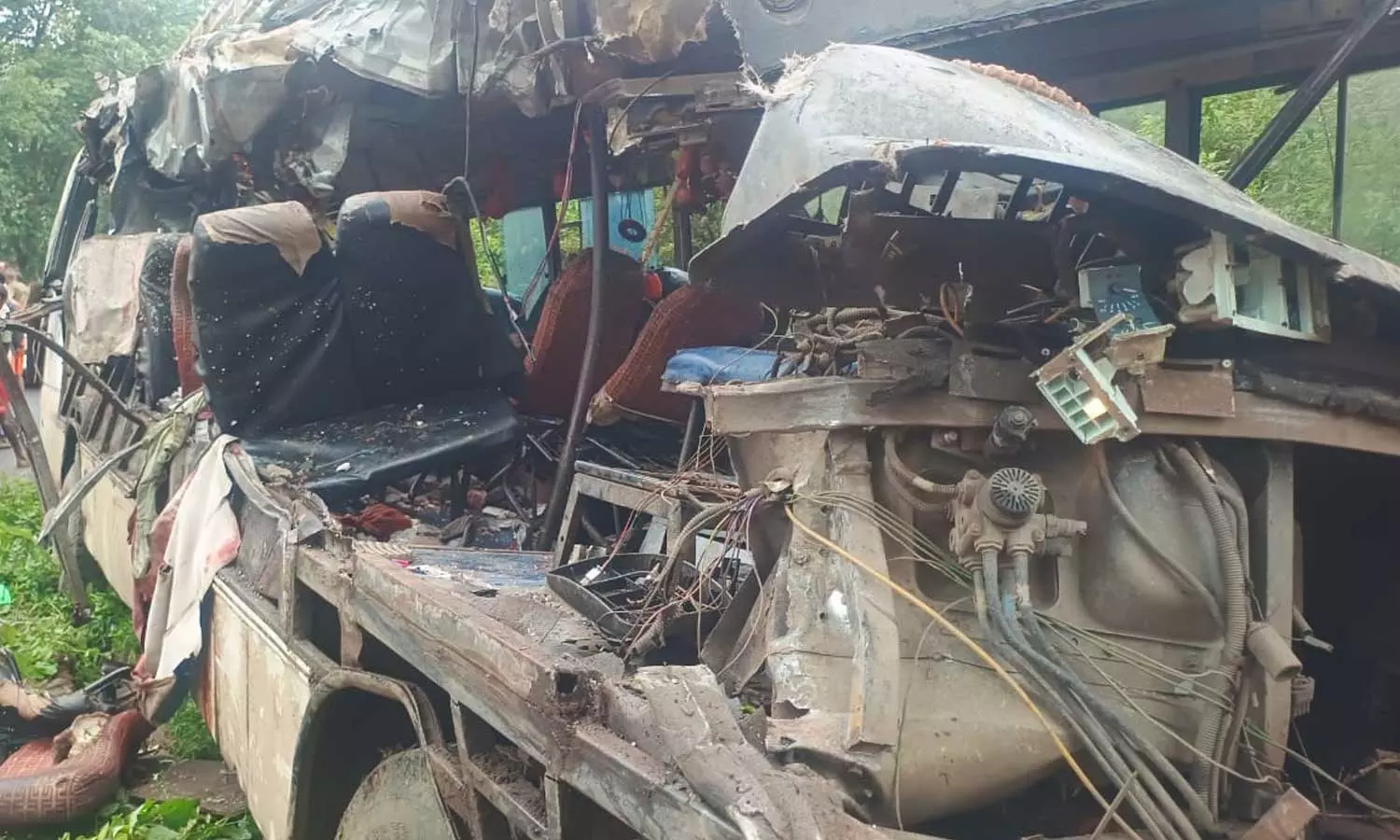 ജാർഖണ്ഡില് ബസും ട്രക്കും കൂട്ടിയിടിച്ച് 18 കൻവാർ തീർഥാടകർ മരിച്ചു ജാർഖണ്ഡില് ബസും ട്രക്കും കൂട്ടിയിടിച്ച് 18 കൻവാർ തീർഥാടകർ മരിച്ചു