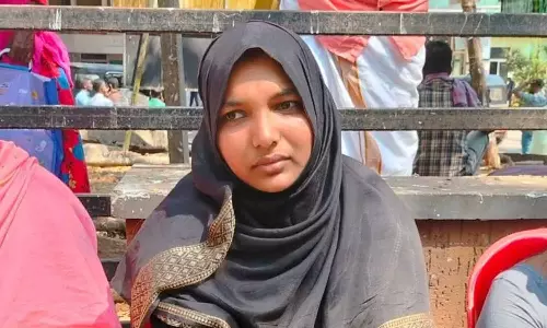 ചികിത്സാപിഴവിന് ഇരയായ ഹര്ഷിന വീണ്ടും സമരത്തില് ചികിത്സാപിഴവിന് ഇരയായ ഹര്ഷിന വീണ്ടും സമരത്തില്