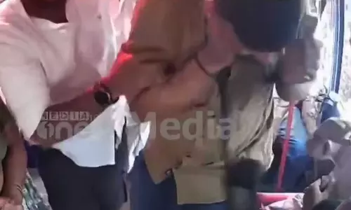 കണ്ണൂരില്‍ സ്വകാര്യ ബസ് കണ്ടക്ടര്‍ക്ക് മര്‍ദനം; വിദ്യാര്‍ഥിനിക്ക് പാസ് നല്‍കിയില്ലെന്ന് ആരോപിച്ചാണ് മര്‍ദിച്ചത്