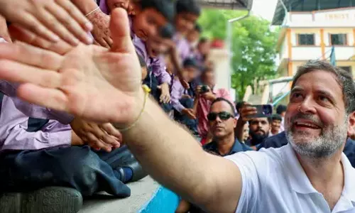 പാക് ഷെല്ലാക്രമണത്തിൽ മാതാപിതാക്കളെ നഷ്ടപ്പെട്ട  22 കുട്ടികളെ  ദത്തെടുത്ത് രാഹുൽ ഗാന്ധി