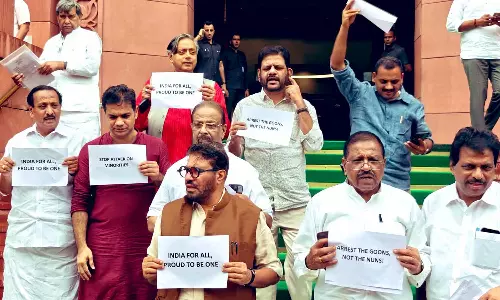 കന്യാസ്ത്രീകളെയല്ല, അവരെ ആക്രമിച്ച ഗുണ്ടകളെയാണ് സർക്കാർ അറസ്റ്റ് ചെയ്യേണ്ടത്; പാർലമെന്റിന് പുറത്ത് യുഡിഎഫ് എംപിമാരുടെ പ്രതിഷേധം