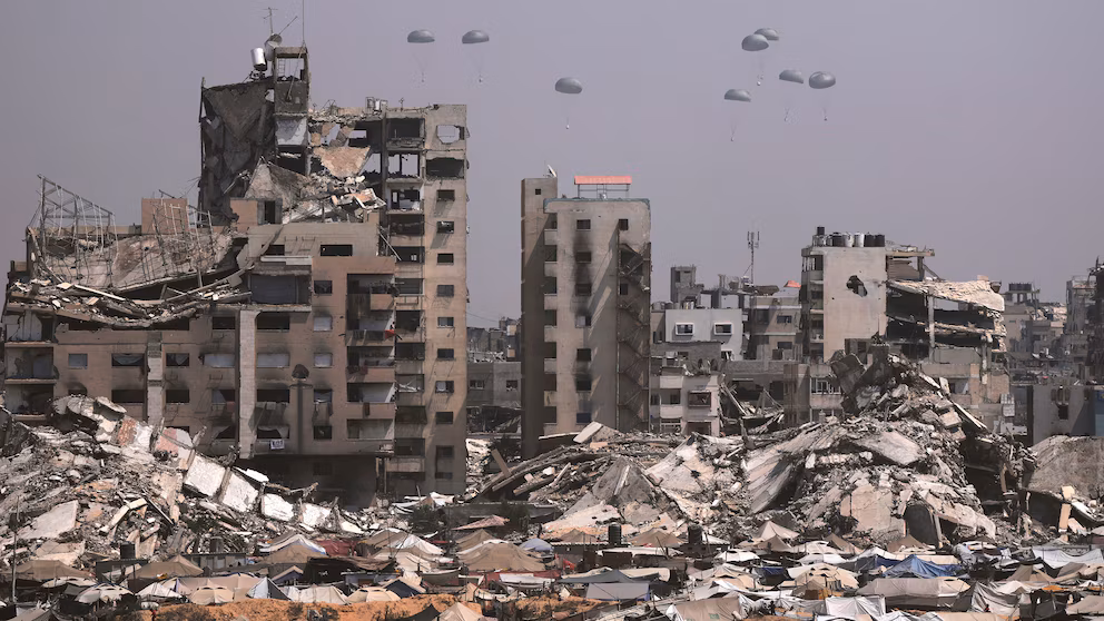 ഗസ്സയിൽ ഭക്ഷണവിതരണ കേന്ദ്രങ്ങളിലടക്കം കൂട്ടക്കൊല തുടർന്ന് ഇസ്രായേൽ; ഇന്നലെ കൊന്നുതള്ളിയത് 65 പേരെ ഗസ്സയിൽ ഭക്ഷണവിതരണ കേന്ദ്രങ്ങളിലടക്കം കൂട്ടക്കൊല തുടർന്ന് ഇസ്രായേൽ; ഇന്നലെ കൊന്നുതള്ളിയത് 65 പേരെ