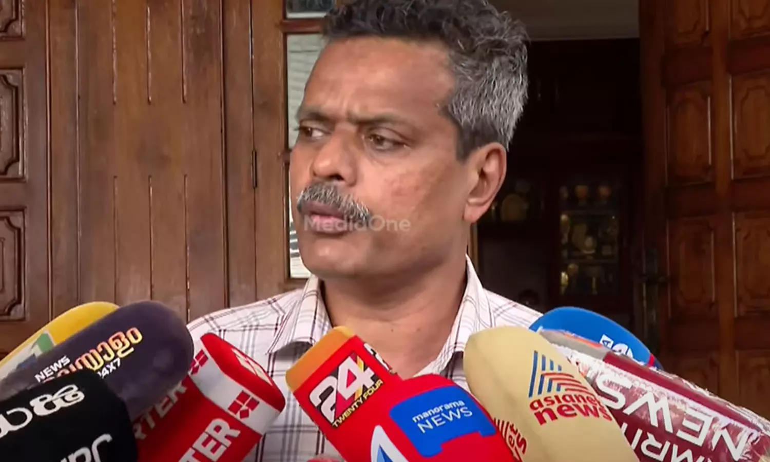 തിരുവനന്തപുരം മെഡിക്കൽ കോളജിലെ ഉപകരണം കാണാതായിട്ടില്ല, പരിചിതമല്ലാത്തത് കൊണ്ട് മാറ്റിവച്ചതാണ്: ഡോ. ഹാരിസ് ചിറക്കൽ തിരുവനന്തപുരം മെഡിക്കൽ കോളജിലെ ഉപകരണം കാണാതായിട്ടില്ല, പരിചിതമല്ലാത്തത് കൊണ്ട് മാറ്റിവച്ചതാണ്: ഡോ. ഹാരിസ് ചിറക്കൽ