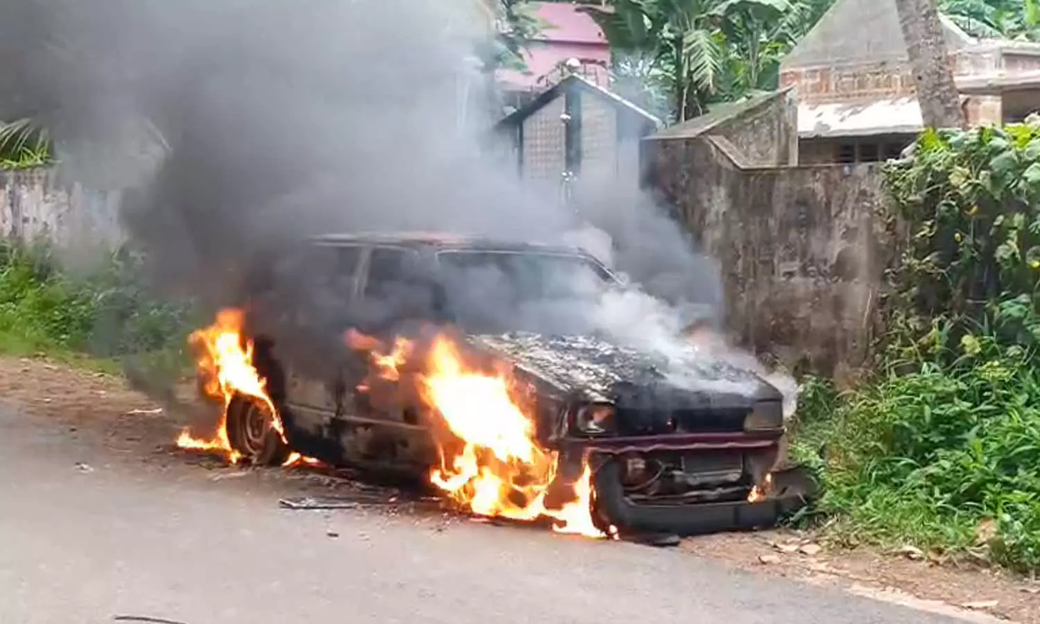 കൊല്ലത്ത് കാർ തടഞ്ഞുനിർത്തി ആക്രമണം; ആക്രമിസംഘം കാറിന് തീയിട്ടു കൊല്ലത്ത് കാർ തടഞ്ഞുനിർത്തി ആക്രമണം; ആക്രമിസംഘം കാറിന് തീയിട്ടു