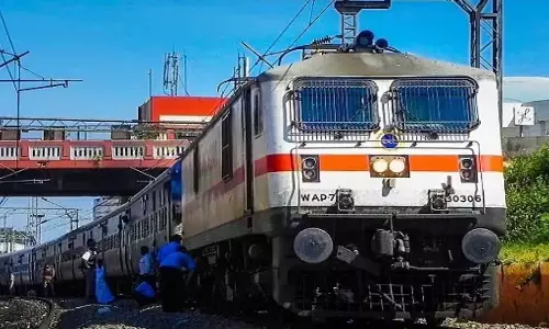 ട്രെയിനിൽ റീൽസ് ചിത്രീകരിക്കാറുണ്ടോ? എങ്കിൽ കരുതിയിരിക്കുക, പണികിട്ടും