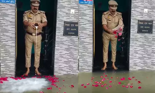 ഗംഗാ നദി വീട്ടുപടിക്കലെത്തി; പ്രളയജലത്തില്‍ പാലൊഴിച്ച് സ്‌നാനം ചെയ്ത് യുപി പൊലീസുകാരന്‍