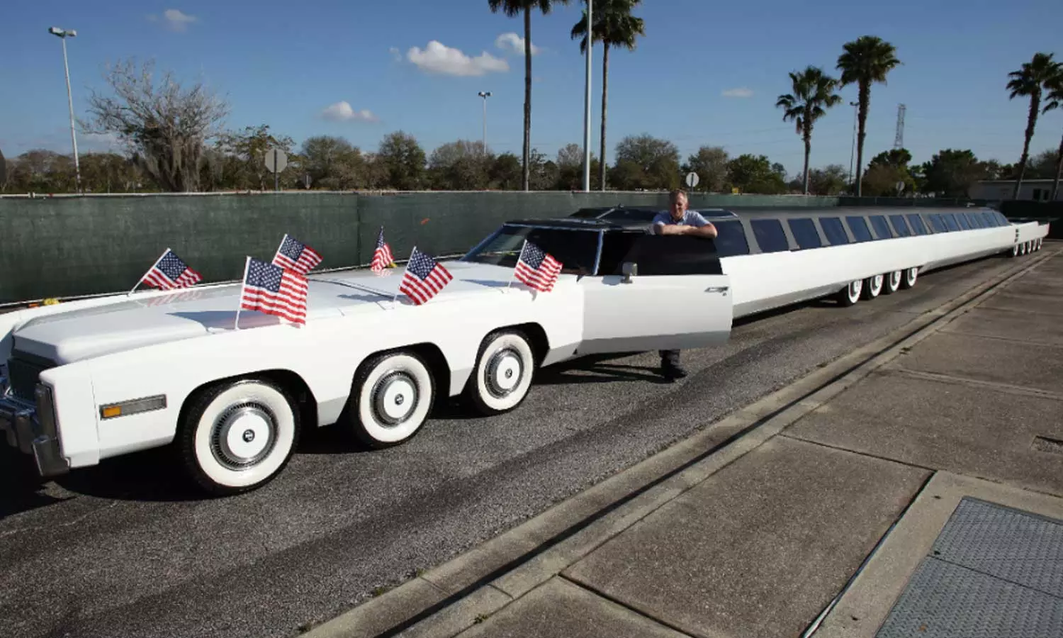 ഹെലിപാഡ്,നീന്തൽകുളം,75 ലധികം സീറ്റ്; തള്ളല്ല, ലോകത്തിലെ ഏറ്റവും നീളം കൂടിയ കാറിന് പ്രത്യേകതകൾ ഇനിയുമേറെയുണ്ട്