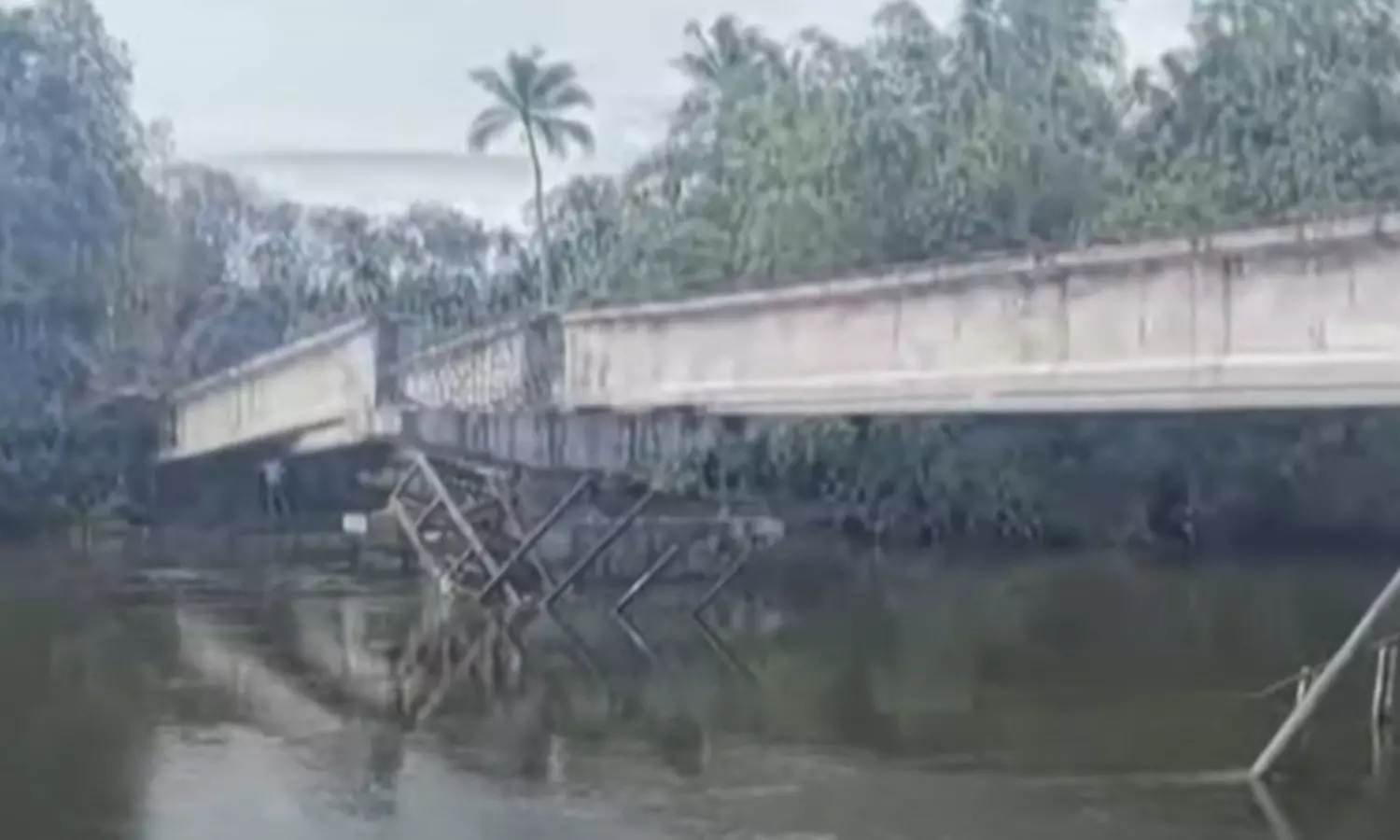 മാവേലിക്കരയിൽ നിർമാണത്തിലിരുന്ന പാലം തകർന്ന് രണ്ടുപേർ മരിച്ചു