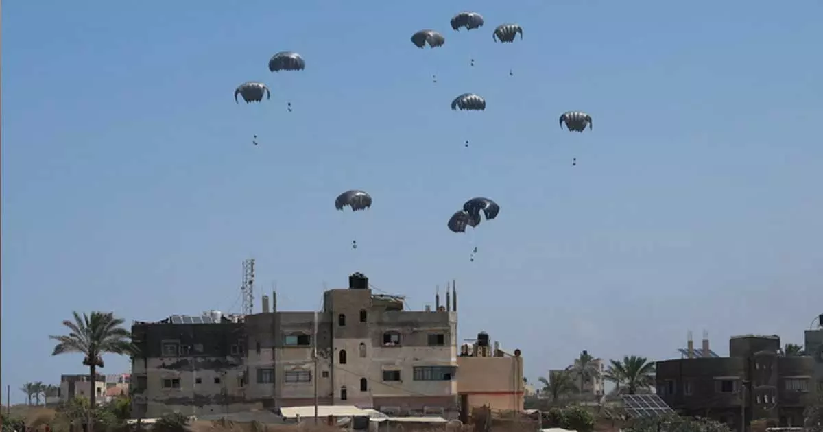 ഗസ്സയുടെ ആകാശത്ത് ആശ്വാസത്തിന്റെ ചിറകുമായി വീണ്ടും യുഎഇ വിമാനങ്ങൾ ഗസ്സയുടെ ആകാശത്ത് ആശ്വാസത്തിന്റെ ചിറകുമായി വീണ്ടും യുഎഇ വിമാനങ്ങൾ