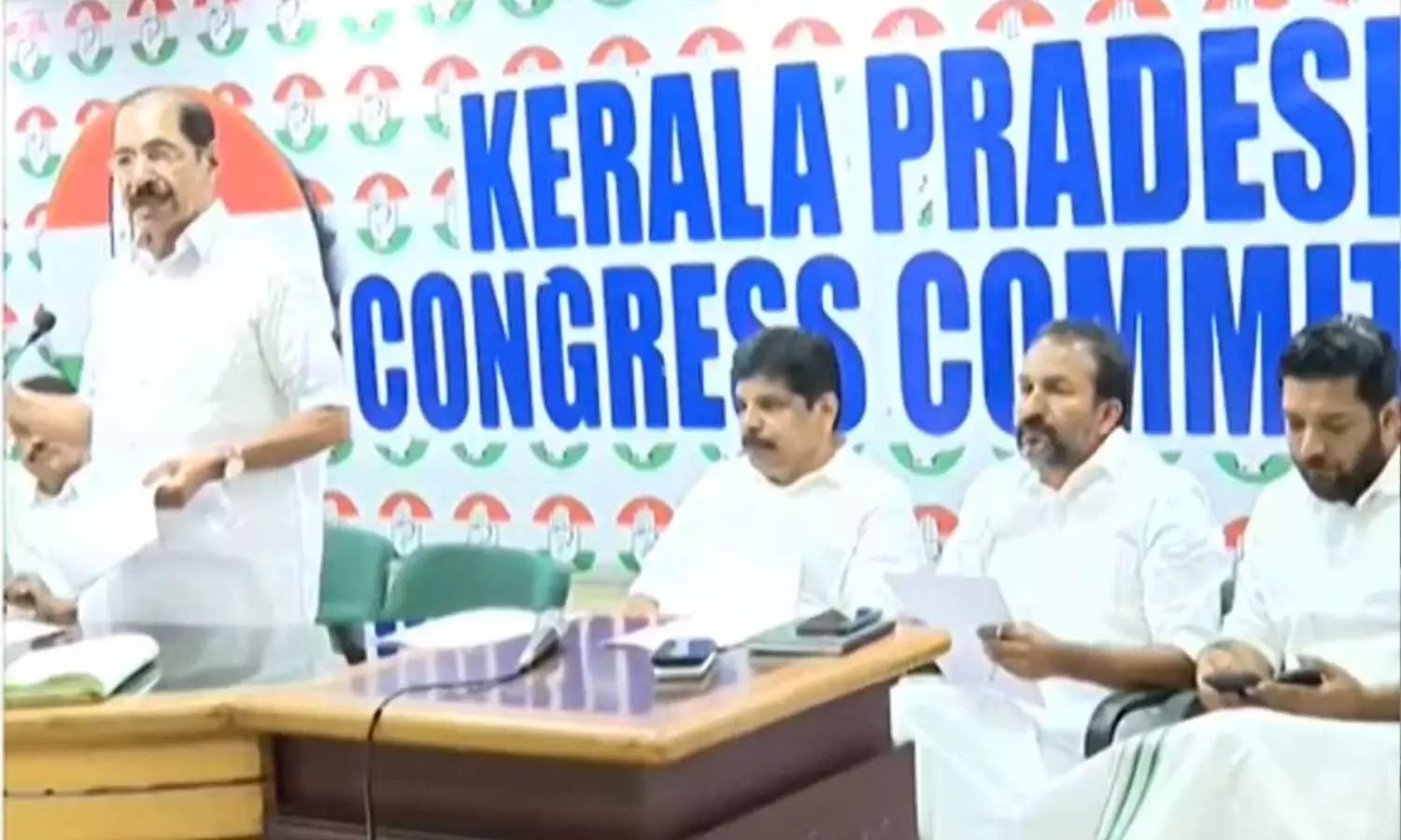 പുനഃസംഘടന ചര്ച്ചകള്ക്കായി കെപിസിസി നേതൃത്വം ഇന്ന് ഡല്ഹിയിലെത്തും പുനഃസംഘടന ചര്ച്ചകള്ക്കായി കെപിസിസി നേതൃത്വം ഇന്ന് ഡല്ഹിയിലെത്തും