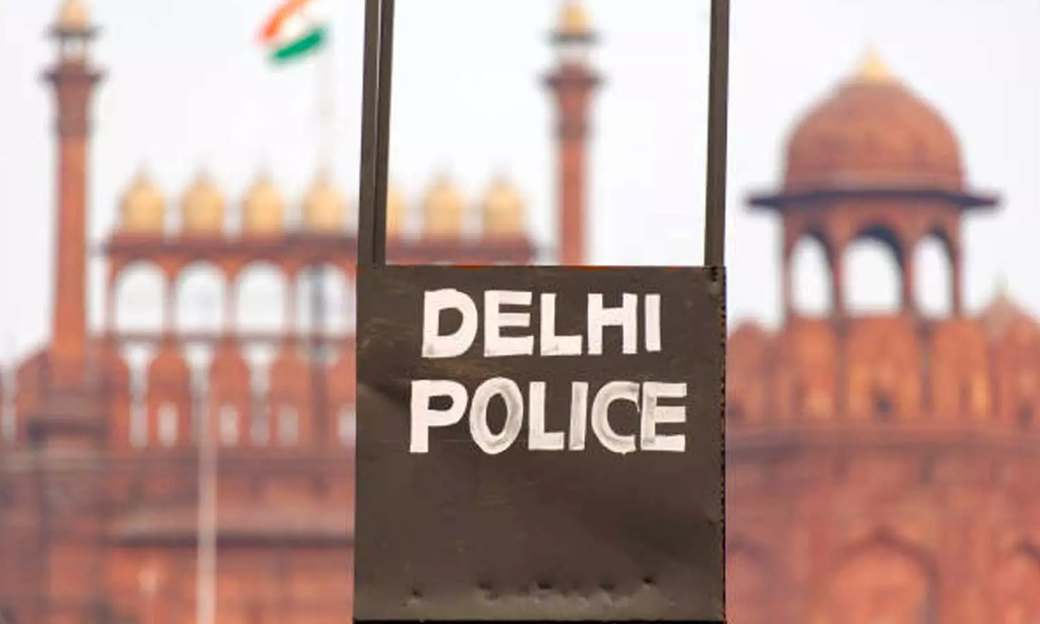 ചെങ്കോട്ടയിൽ ഡമ്മി ബോംബുമായെത്തിയയാളെ തിരിച്ചറിയാനായില്ല; ഏഴ് പൊലീസുകാര്ക്ക് സസ്പെന്ഷന് ചെങ്കോട്ടയിൽ ഡമ്മി ബോംബുമായെത്തിയയാളെ തിരിച്ചറിയാനായില്ല; ഏഴ് പൊലീസുകാര്ക്ക് സസ്പെന്ഷന്