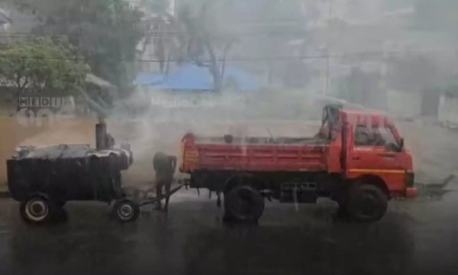 എന്തൊരു ആത്മാര്‍ഥത; തൃശൂരില്‍ കോരിച്ചൊരിയുന്ന മഴത്ത് ടാറിങ്; ഒറ്റപ്പെട്ട സംഭവമെന്ന്  മേയർ