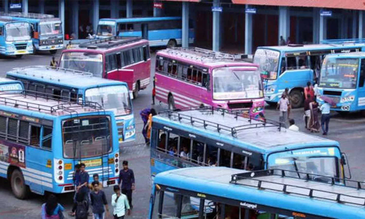 സ്വകാര്യബസുകളുടെ മത്സരയോട്ടം തടഞ്ഞേ തീരുവെന്ന് മനുഷ്യാവകാശ കമ്മീഷൻ : ഉദ്യോഗസ്ഥർ ജാഗ്രതയോടെ പ്രവർത്തിക്കണമെന്നും നിർദേശം സ്വകാര്യബസുകളുടെ മത്സരയോട്ടം തടഞ്ഞേ തീരുവെന്ന് മനുഷ്യാവകാശ കമ്മീഷൻ : ഉദ്യോഗസ്ഥർ ജാഗ്രതയോടെ പ്രവർത്തിക്കണമെന്നും നിർദേശം