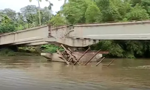 അച്ചൻകോവിലാറിൽ പാലം തകർന്ന് തൊഴിലാളികൾ മരിച്ച സംഭവം: നിർമാണ അപാകത ചൂണ്ടിക്കാട്ടിയിട്ടും പരിഹരിച്ചില്ലെന്ന് നാട്ടുകാർ