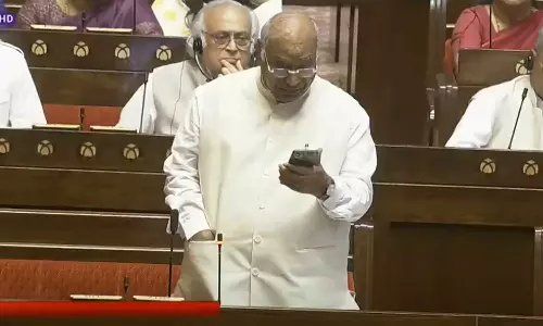 സഭയിലെ സിഐഎസ്എഫ് സാന്നിധ്യത്തില്‍ പാര്‍ലമെന്റില്‍ പ്രതിഷേധം; കേന്ദ്രസേനയെ ഇറക്കിയെന്ന് പ്രതിപക്ഷം