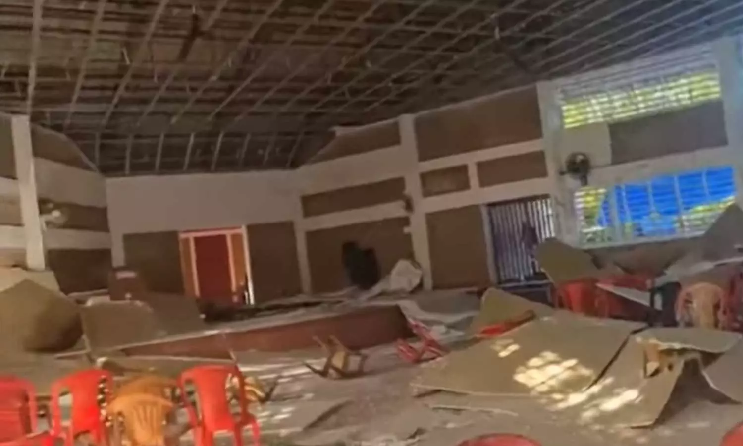 സ്‌കൂള്‍ ഓഡിറ്റോറിയത്തിന്റെ സീലിങ് അടര്‍ന്നു വീണു; വന്‍ അപകടം ഒഴിവായി