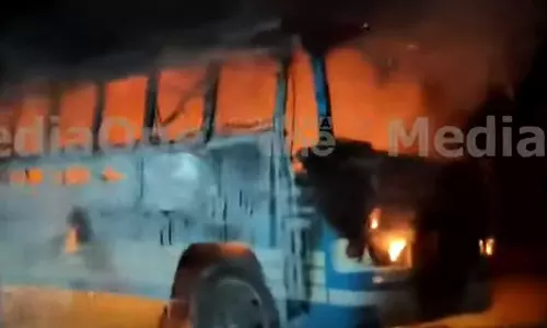 പെട്രോള്‍ പമ്പില്‍ നിര്‍ത്തിയിട്ട ബസിന് തീപിടിച്ചു; ഒഴിവായത് വന്‍ ദുരന്തം