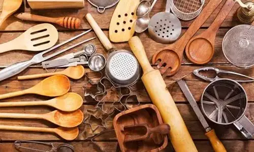 ഇവ നിങ്ങളുടെ അടുക്കളയിലുണ്ടോ? എങ്കിൽ നിങ്ങൾ അപകടത്തിലാണ്; അടുക്കളയിൽ നിന്നും വലിച്ചെറിയേണ്ട മൂന്ന് പാത്രങ്ങൾ