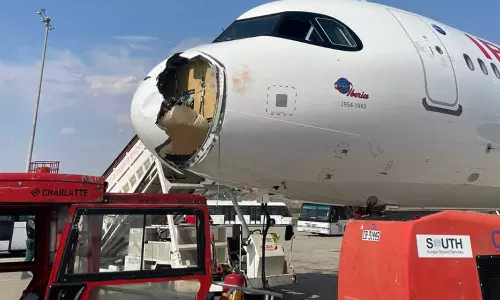 പറന്നുയർന്ന വിമാനത്തിൽ പക്ഷിയിടിച്ചു; മുൻ ഭാഗം തകർന്നു, അടിയന്തര ലാൻഡിങ്‌